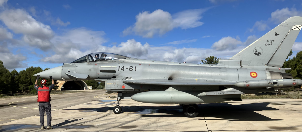 El Eurofighter se pone en marcha lentamente, sale del refugio y se dispone a salir a la pista