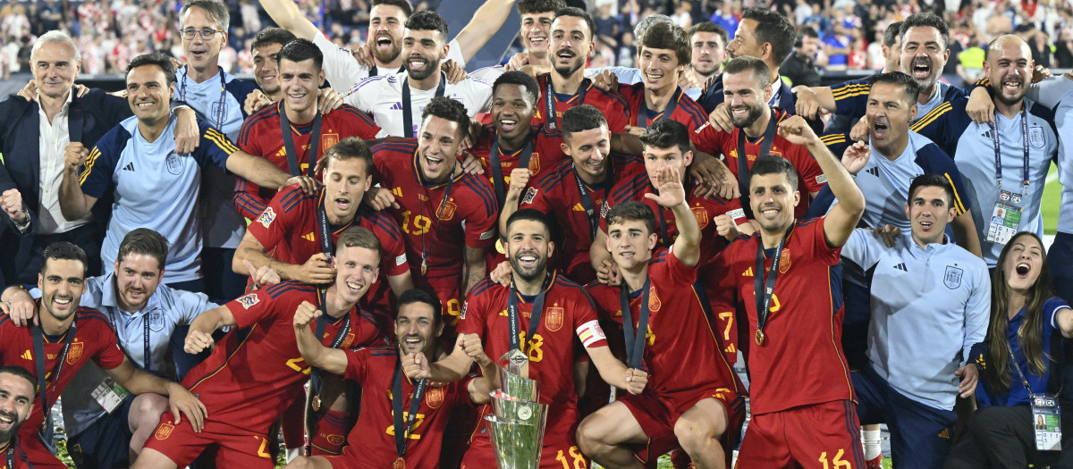 Los jugadores celebran en el campo la Nations