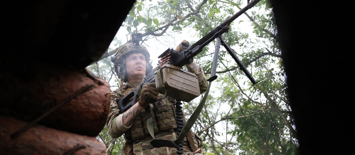 Un soldado ucraniano dispara hacia posiciones rusas en la línea del frente cerca de la ciudad de Bajmut