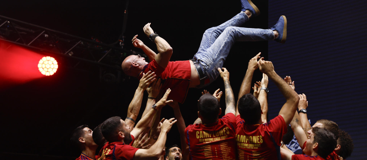 El manteo a Luis de la Fuente en la celebración de la Nations League