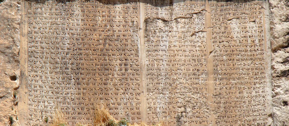 Gran inscripción cuneiforme hallada en la cara sur de la colina del castillo de Van, a cuatro kilómetros al oeste de la actual Van, en el este de Turquía.