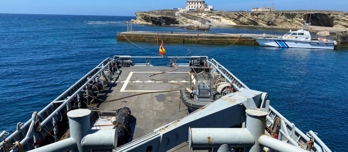 El buque Mar Caribe traslada dos diésel generadores a la isla de Alborán