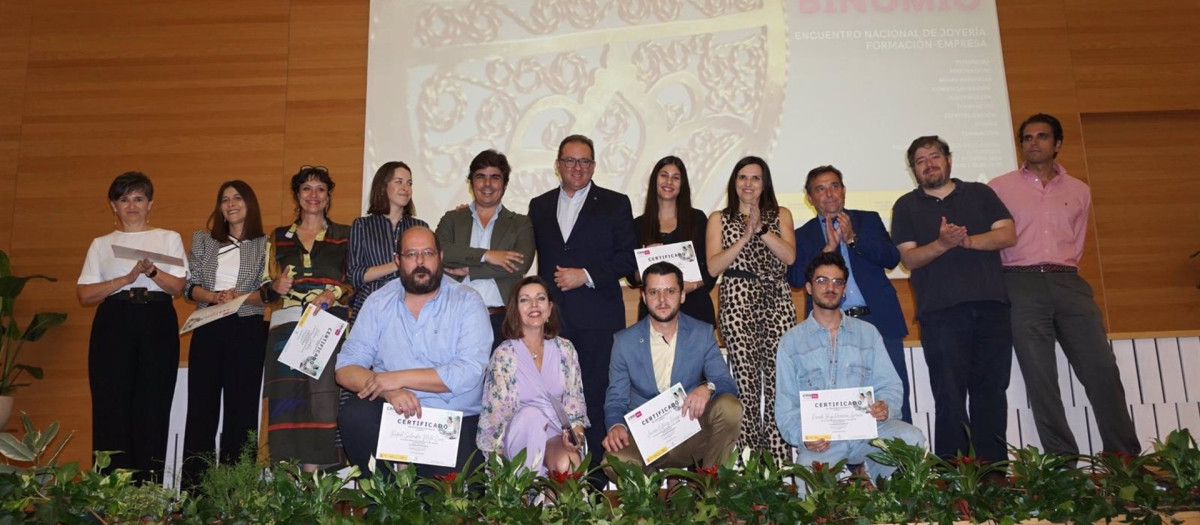 Foto de grupo de los emprendedores, los CEO, técnicos del CRN y autoridades en la final del Programa de Emprendimiento con la ganadora, Blanca Arbolí, junto a la delegada de Empleo, María Dolores Gálvez