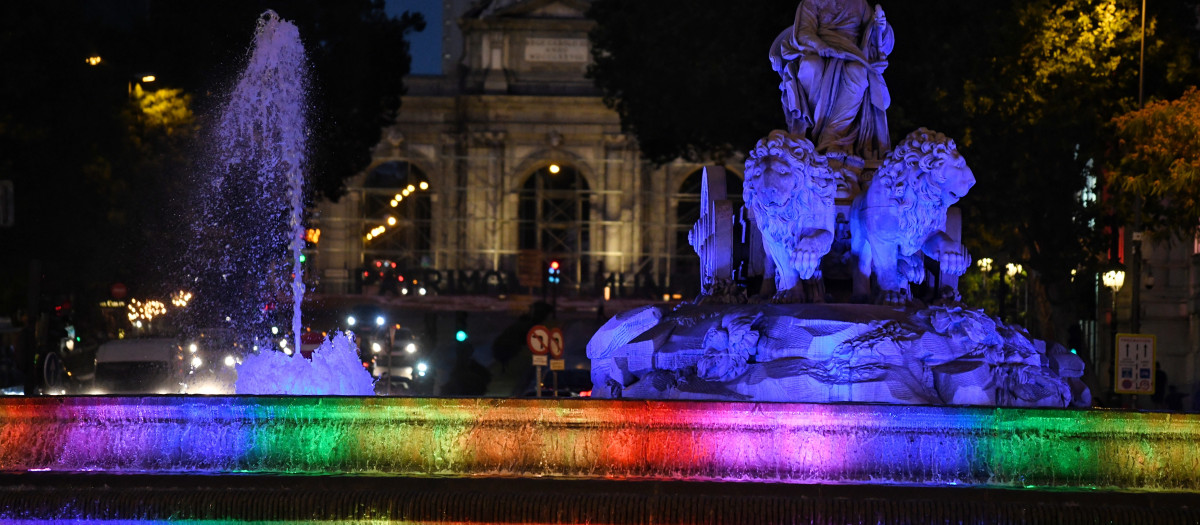 Vista de la fuente y el Palacio de Cibeles con los colores de la bandera LGTB en 2022