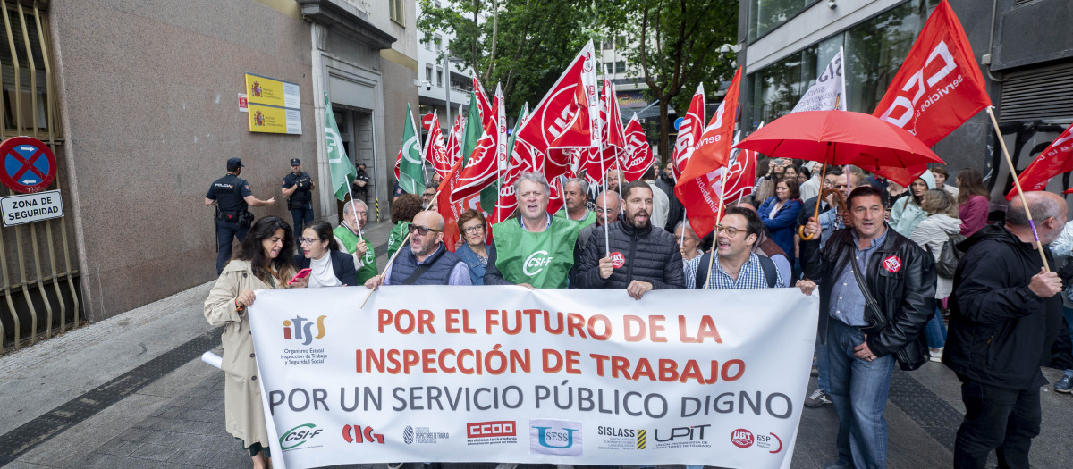 El delegado de UGT, Juan Rodríguez (4i), y el delegado del CSIF, Miguel Ángel Montero (5i), durante una protesta de trabajadores de la Inspección de Trabajo y Seguridad en la plaza José Moreno Villa, a 7 de junio de 2023, en Madrid (España). Los sindicatos con representación en la Inspección de Trabajo y Seguridad Social han convocado una nueva concentración como parte de la nueva tanda de movilizaciones que emprendieron hace unas semanas para denunciar la falta de recursos en el organismo. Esta segunda fase de movilizaciones, que concluirá con una huelga indefinida a partir del 26 de junio, tiene por objetivo protestar por la "caótica" situación de la Inspección, afectada por la falta de recursos.
07 JUNIO 2023;MADRID;SINDICATOS INSPECCIÓN TRABAJO;CONCENTRACIÓN
Alberto Ortega / Europa Press
07/6/2023