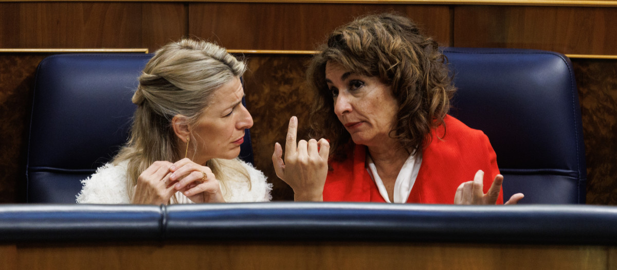 La vicepresidenta segunda y ministra de Trabajo y Economía Social, Yolanda Díaz (i), y la ministra de Hacienda y Función Pública, María Jesús Montero (d), conversan durante una sesión plenaria en el Congreso de los Diputados, a 30 de marzo de 2023, en Madrid (España). El Pleno del Congreso se reanuda hoy con el debate de convalidación o derogación del Real Decreto-ley 2/2023 de medidas urgentes para la ampliación de derechos de los pensionistas, la reducción de la brecha de género y el establecimiento de un nuevo marco de sostenibilidad del sistema público de pensiones. También se debatirá el informe de la Subcomisión para el estudio de un Pacto de Estado contra el Antigitanismo y la Inclusión del Pueblo Gitano, que plantea propuestas horizontales para combatir y prevenir el antigitanismo, erradicar la pobreza y la exclusión social y promocionar su participación; así como medidas sectoriales en los ámbitos de la educación, salud, empleo y vivienda, entre otras.
30 MARZO 2023;MADRID;CONGRESO DE LOS DIPUTADOS;DERECHOS PENSIONISTAS
Eduardo Parra / Europa Press
(Foto de ARCHIVO)
30/3/2023