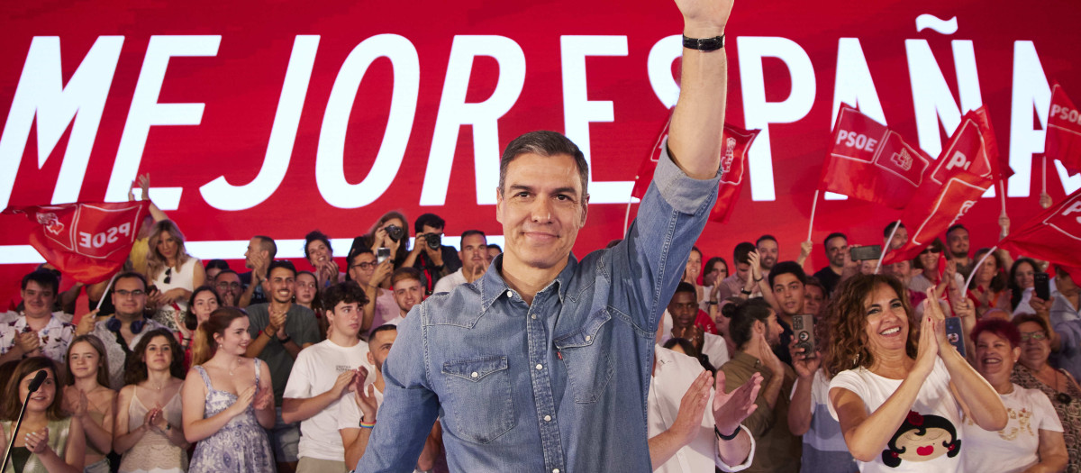 El presidente del gobierno de España y secretario general del PSOE, Pedro Sánchez, durante el acto público en la caseta municipal de Dos Hermanas, a 17 de junio de 2023 en Sevilla (Andalucía, España). El presidente del gobierno de España y secretario general del PSOE, Pedro Sánchez, acude a Dos Hermanas, para intervenir en un acto público con los militantes del partido socialista.