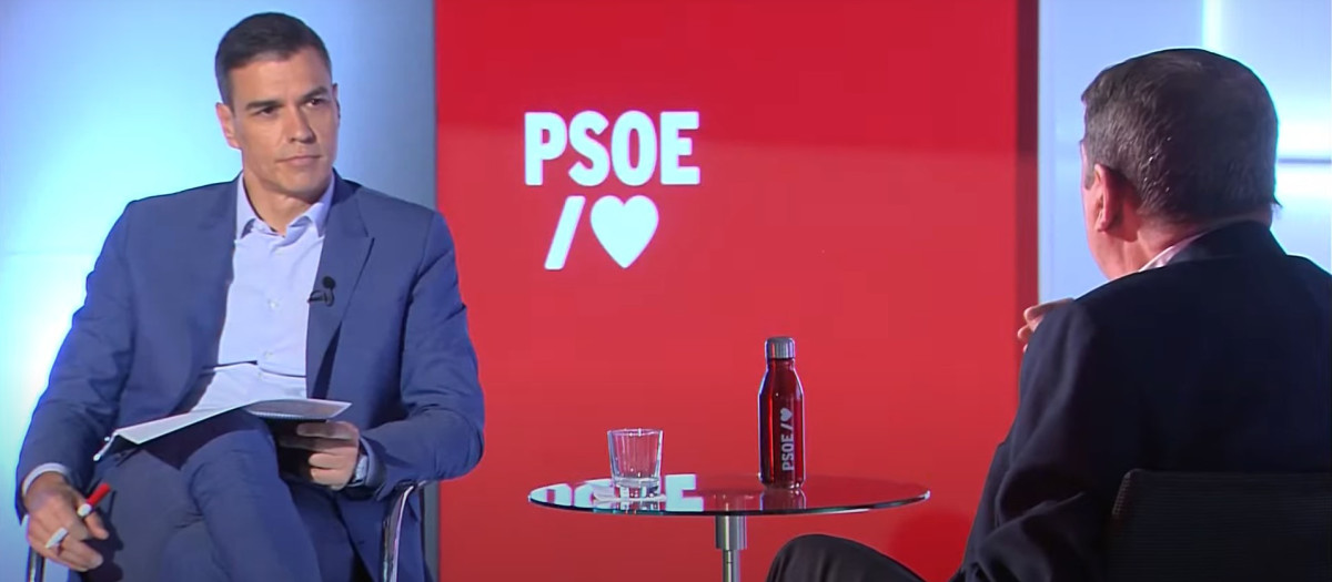 El presidente del Gobierno, Pedro Sánchez, entrevista al ministro Luis Planas