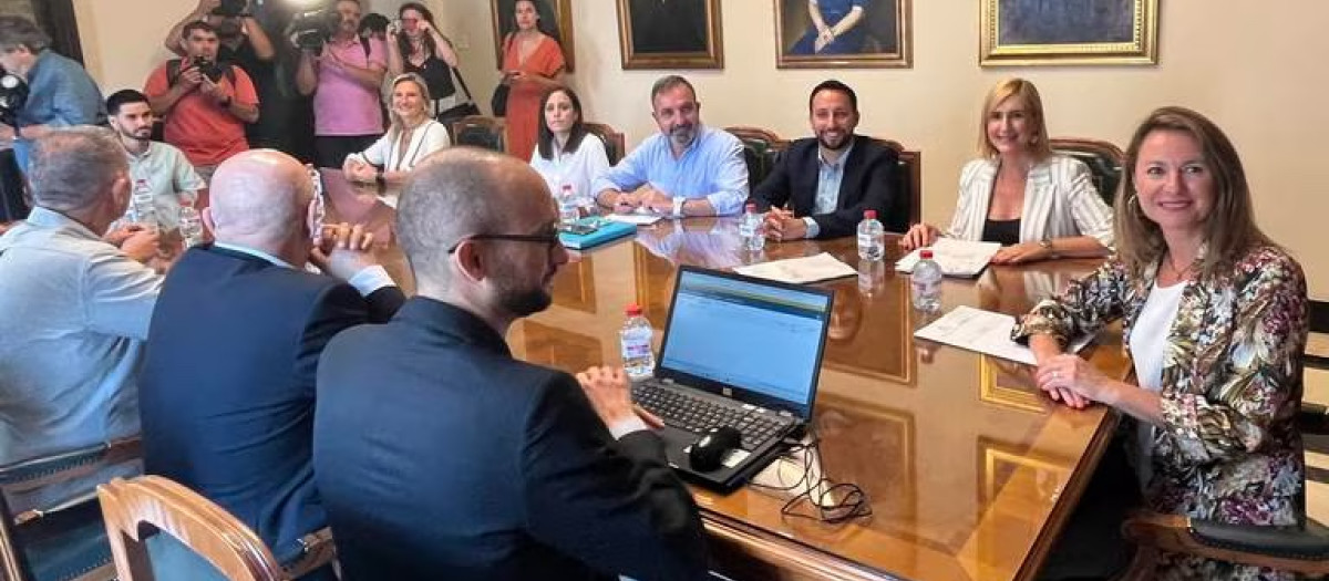 Begoña Carrasco (derecha), al frente de su primera Junta de Gobierno en el Ayuntamiento de Castellón.