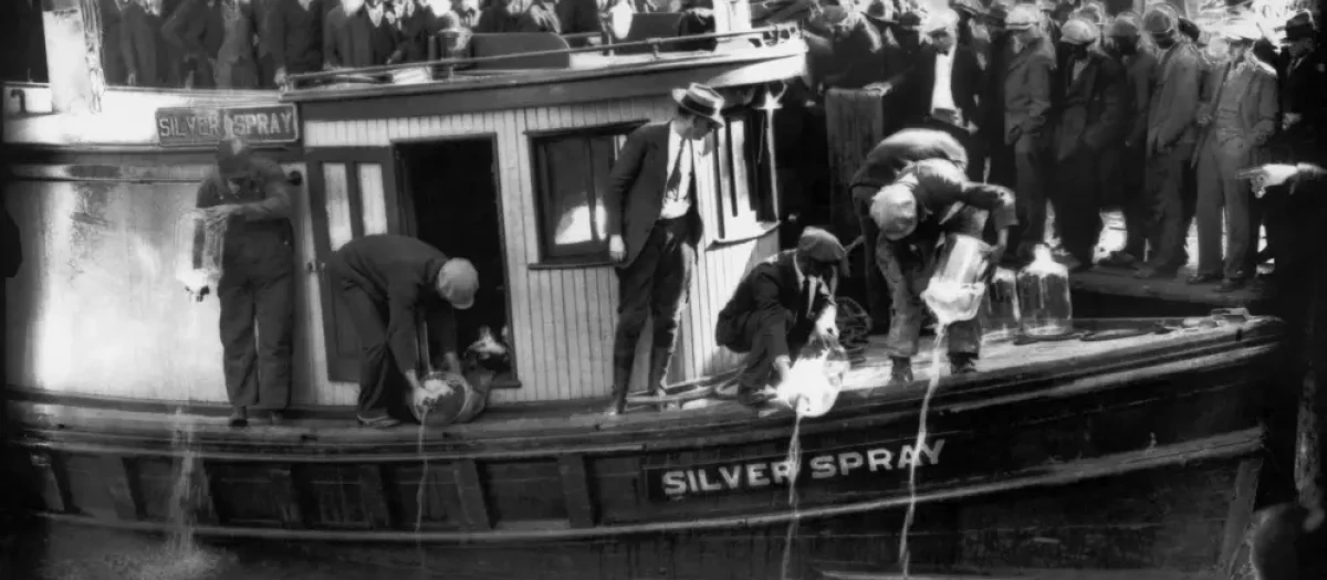 Agentes del gobierno vacían grandes botellas de ron en el río Elizabeth en Norfolk, Virgina, en 1922, en pleno imperio de la Ley Seca en EEUU