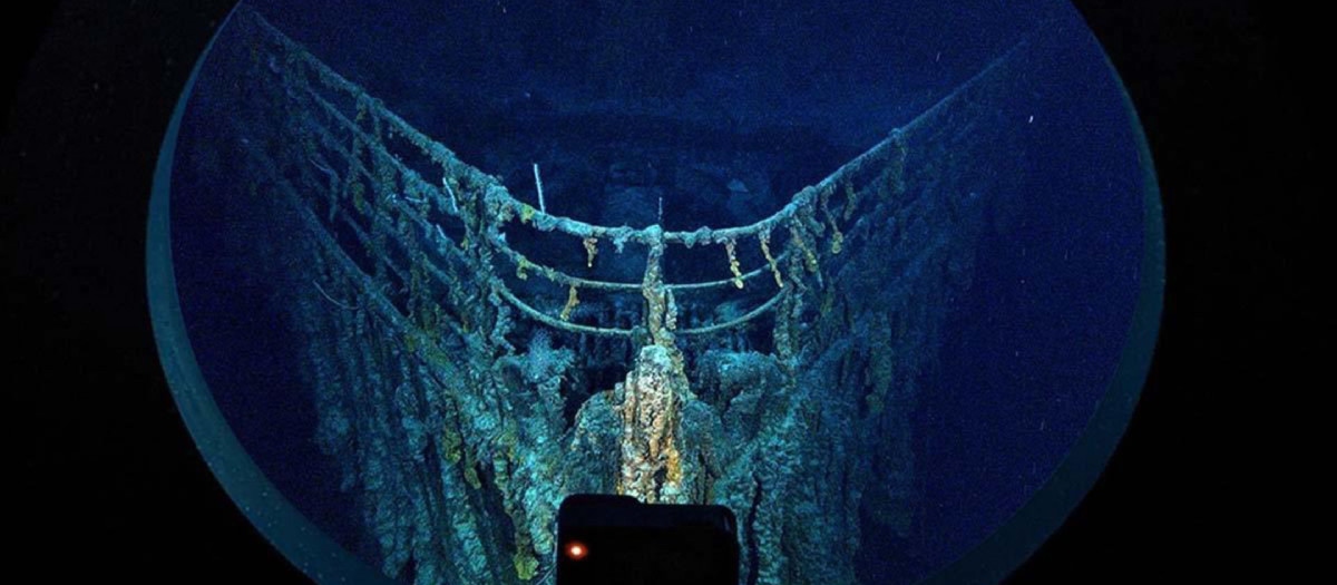 Imagen tomada desde el interior de Titan que muestra los restos del Titanic