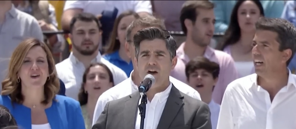 María José Catalá y Carlos Mazón, cantando el himno de la Comunidad Valenciana en el mitin de PP en la plaza de toros de Valencia.