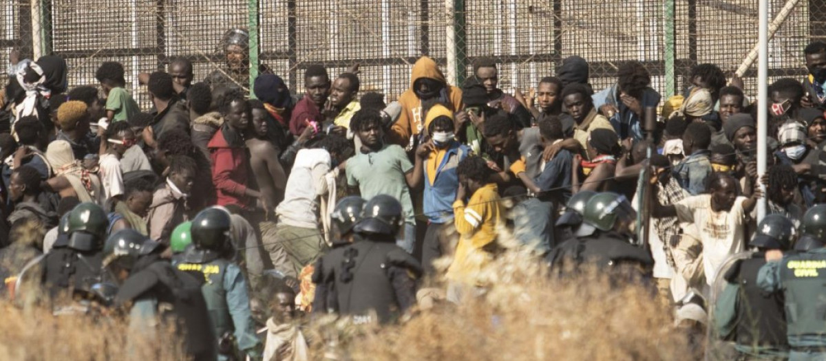 Inmigrantes subsaharianos agolpados en la valla de Melilla, el 23 de junio de 2022