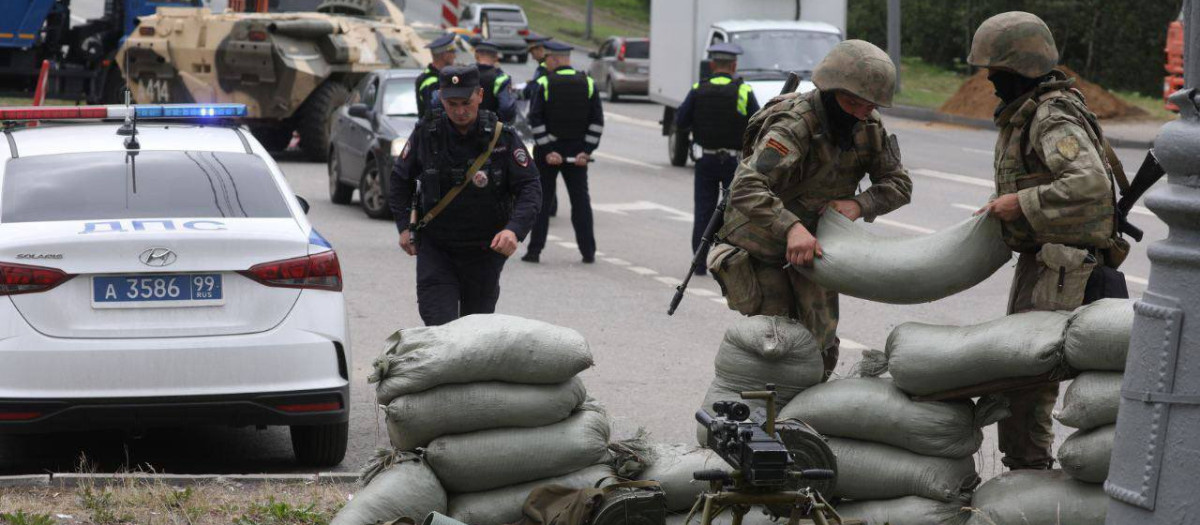 Militares y policías rusos preparan trincheras en las afueras de Moscú