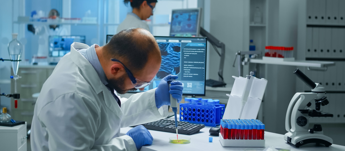 Científicos trabajando en un laboratorio diferentes virus