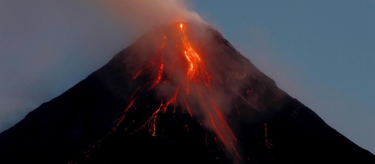 El volcán Mayón expulsa lava y cenizas cerca de la ciudad de Legazpi