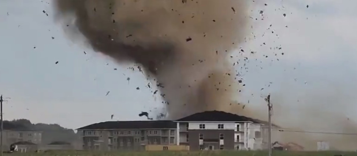 Una imagen del devastador tornado que ha arrasado dos localidades en Indiana, Estados Unidos