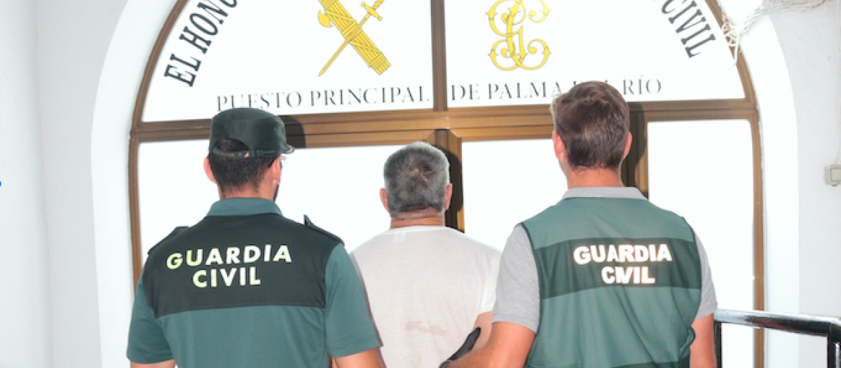 Agentes de la Guardia Civil con un detenido