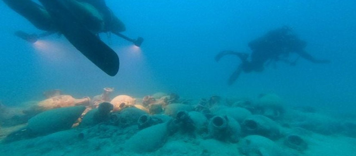 Buzos croatas e italianos durante los trabajos de excavación del pecio del siglo III a.C