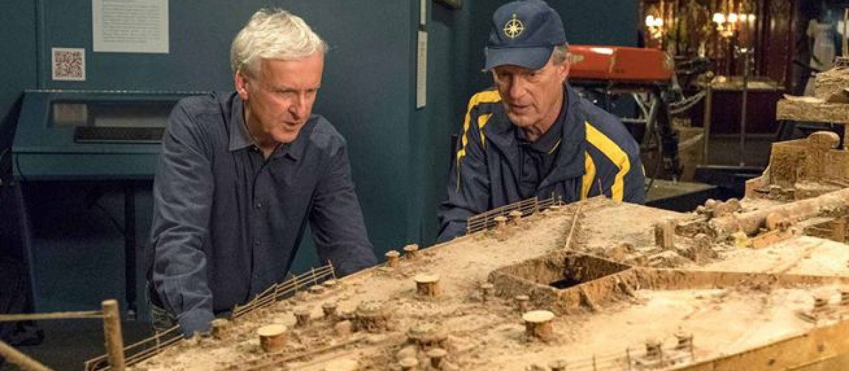 James Cameron y Robert Ballard, delante de una maqueta del pecio del 'Titanic'