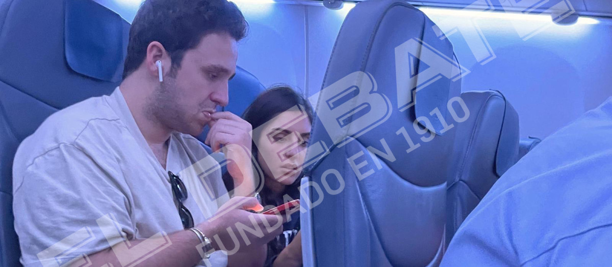 Felipe de Marichalar y Belén Perea en el vuelo Ibiza-Madrid