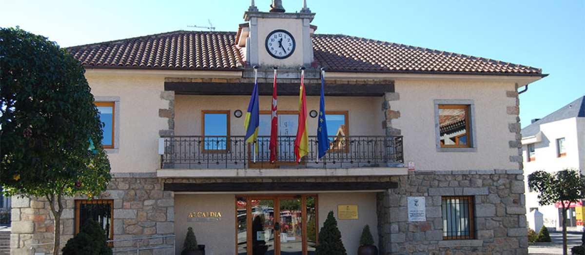 Fachada principal del Ayuntamiento de Torrelodones