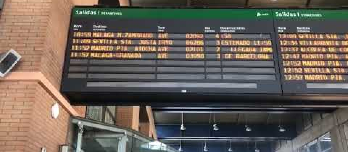 Panel con los horarios de los trenes en la Estación de Córdoba