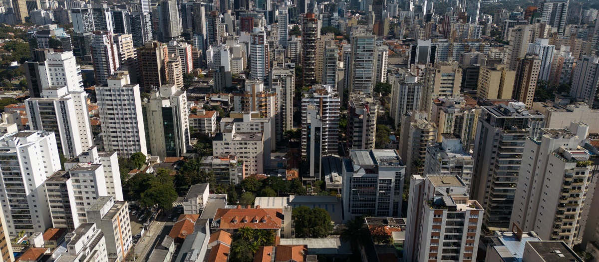 Fotografía aérea tomada hoy que muestra edificios y casas en la zona oeste del centro ampliado de Sao Paulo (Brasil)