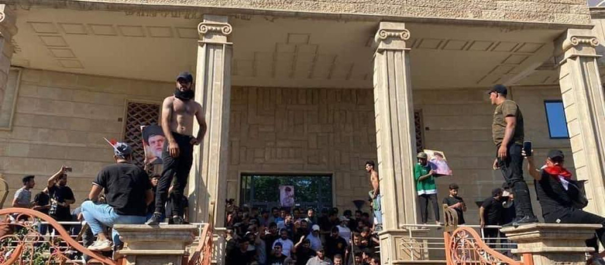 Manifestantes en la embajada de Suecia, en Bagdad, Irak