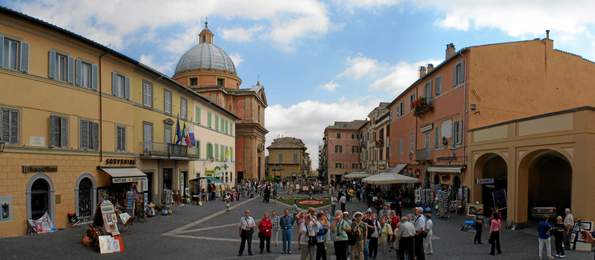 Vista de la plaza de la villa de Castel Gandolfo