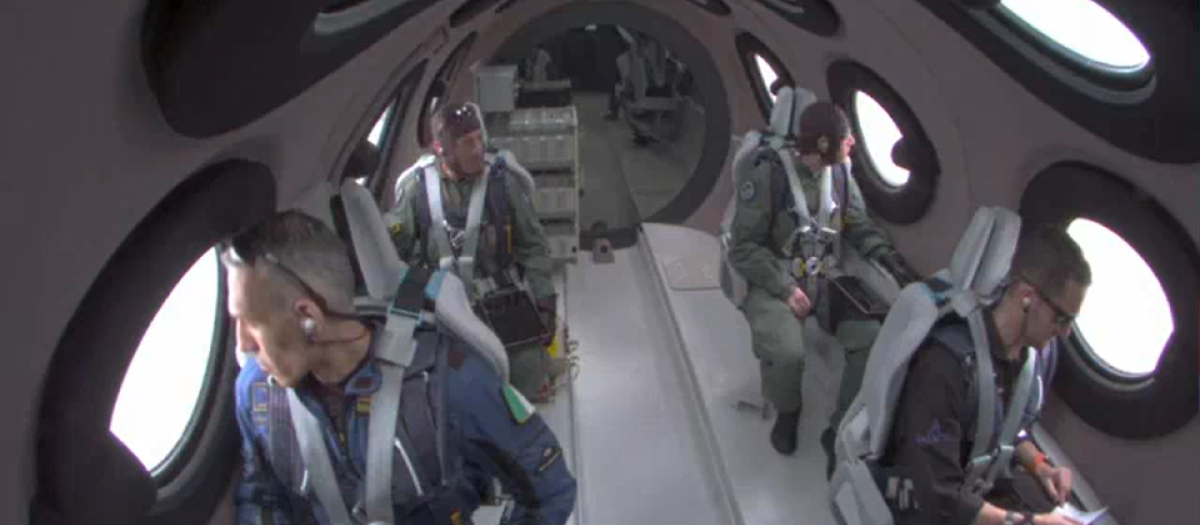 Virgin Galactic lanza su primer vuelo comercial al espacio