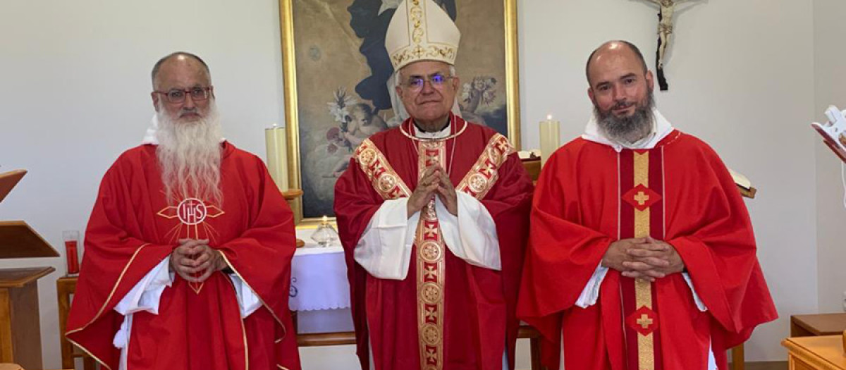 El obispo, Demetrio Fernández, entre los dos monjes camaldulenses