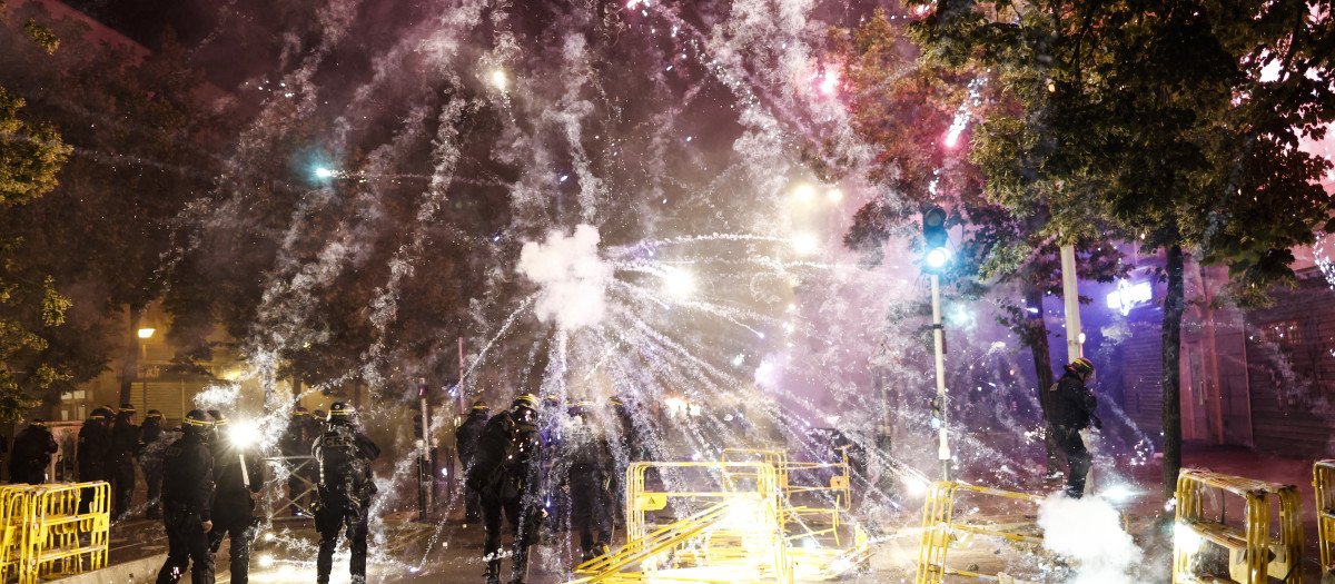 Manifestantes tiran fuegos artificiales durante los enfrentamientos en Nanterre