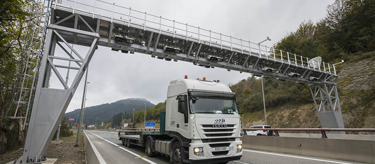 Los pórticos de carretera tendrán las cámaras lectoras de matrículas para el pago de los peajes