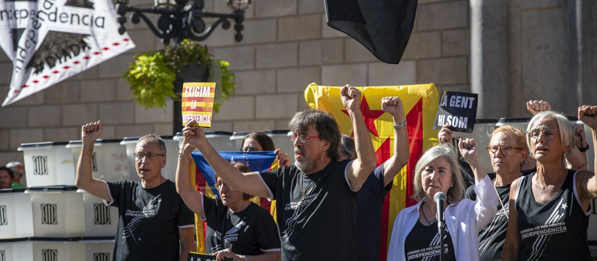 La presidenta de la Asamblea Nacional Catalana (ANC), Dolors Feliu, junto a sus compañeros delante de las urnas que han colocado en un acto simbólico de la ANC, en Plaza Sant Jaume, a 1 de octubre de 2022, en Barcelona, Cataluña (España).  Este acto conmemora el 5º aniversario del referéndum de independencia que fue convocado por el Gobierno de Cataluña, suspendido por el Tribunal Constitucional y celebrado de manera ilegal en Cataluña el 1 de octubre de 2017. La ANC es la organización de la sociedad civil más influyente de Cataluña en el ámbito político-cultural. Es una organización independiente, tanto económicamente como políticamente, financiada por socios, suscriptores y donaciones privadas, y no está asociada a ningún partido político.
01 OCTUBRE 2022;INDEPENDENTISMO;INDEPES;CATALUNYA;PLAZA SAN JAIME;LA GENT HI SOM;ESTELADA;SENYERA;BANDERA CATALANA;
Lorena Sopêna / Europa Press
(Foto de ARCHIVO)
01/10/2022