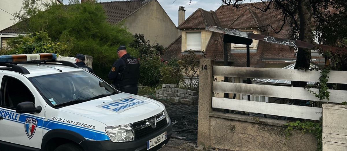 Un oficial de policía municipal se para frente a la casa dañada del alcalde de l'Hay-les-Roses Vincent Jeanbrun, en l'Hay-les-Roses