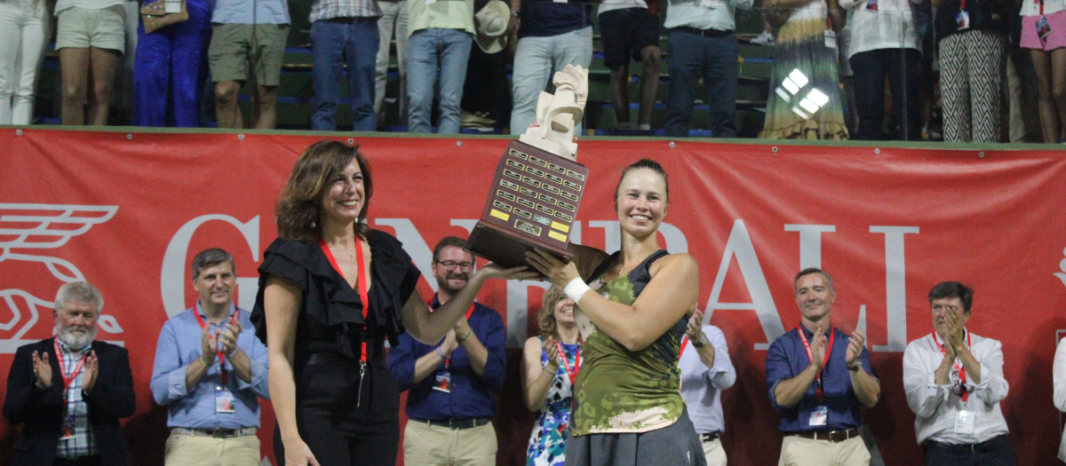 La alcaldesa de Palma del Río, Matilde Esteo, entrega el trofeo a Valeria Savinykh