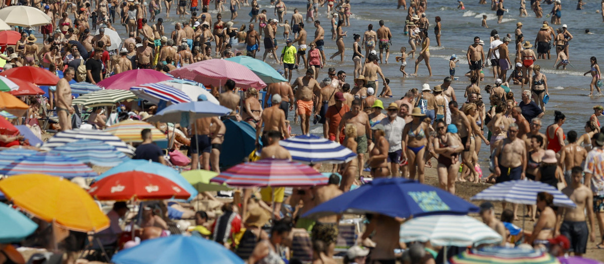 Numerosos bañistas disfrutan este domingo en la playa de la Malvarrosa en Valencia