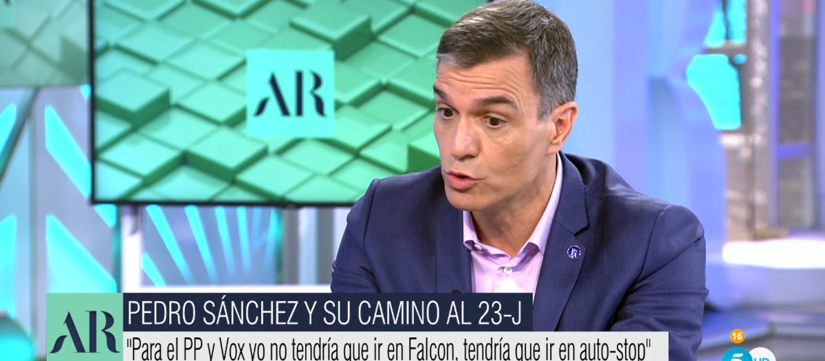 Pedro Sánchez, durante su entrevista con Ana Rosa Quintana