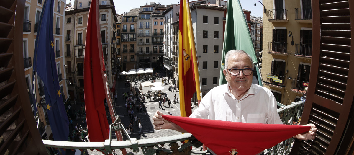 El presidente de Osasuna ha visitado la Casa Consistorial, donde ha recibido las indicaciones sobre el lanzamiento del Chupinazo