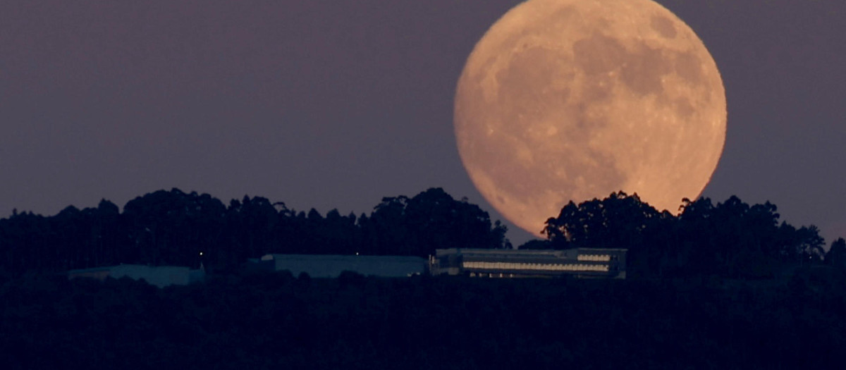 Imagen de la super luna llena de Julio, conocida como "Luna de ciervo", vista desde la ciudad de Vigo. EFE / Sxenick.