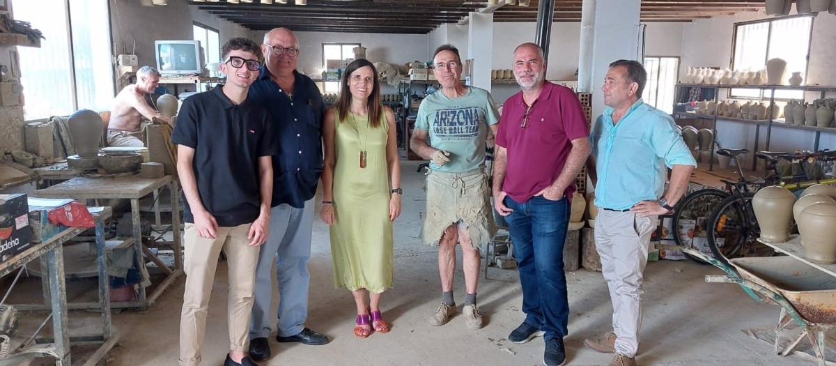 La Escuela de Formación de Artesanos de Gelves (Sevilla), asociada del CRN de Artesanía, visita La Rambla