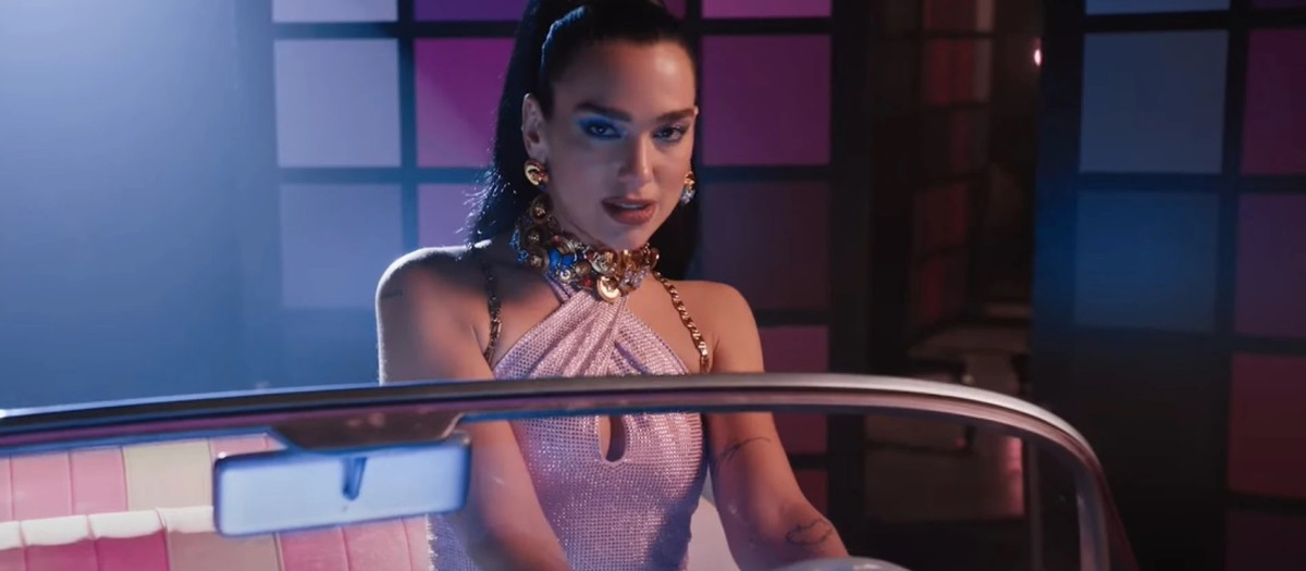 Dua Lipa en el videoclip de "Dance the Night"