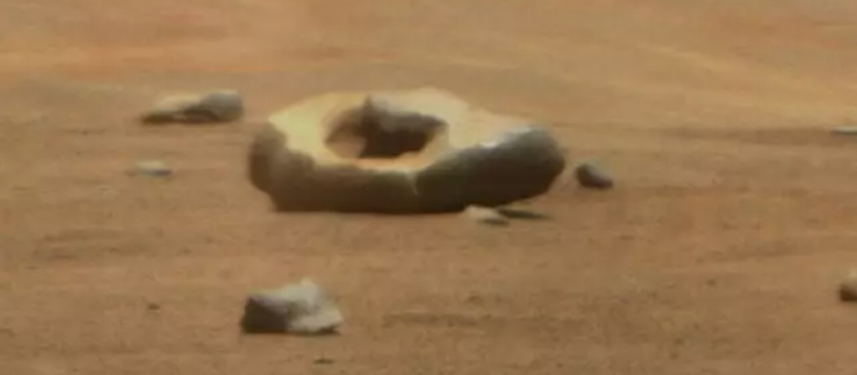 Roca con forma de rosquilla en Marte