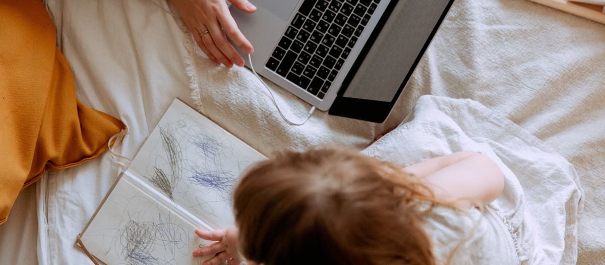 Cuidar de los hijos permite jornadas de trabajo híbrido