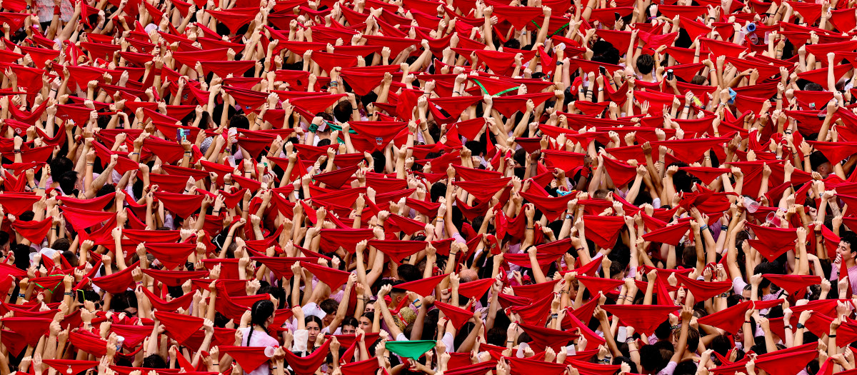 Miles de personas celebran en la Plaza del Castillo de Pamplona el inicio de las fiestas de los Sanfermines 2023