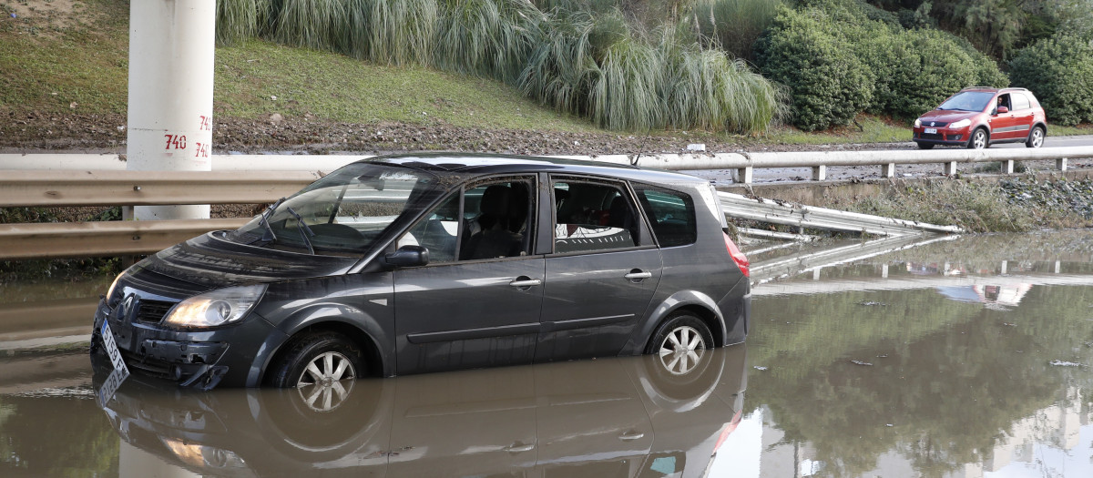 Un coche es arrastrado tras la tormenta caída este jueves en Zaragoza