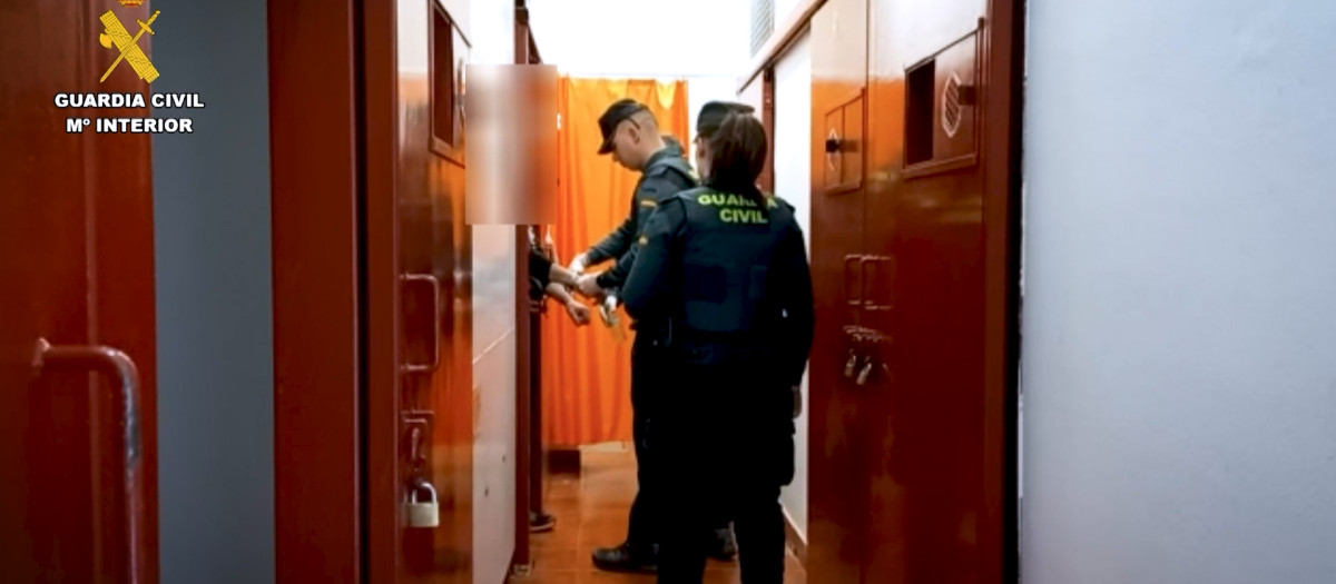 Guardia Civil deteniendo a un presunto ladrón