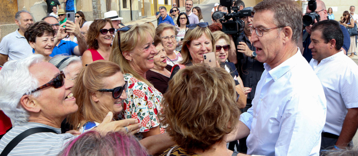 El candidato del PP a las elecciones generales, Alberto Núñez Feijóo, mantiene un encuentro con vecinos del municipio de Corrales del Vino (Zamora), este sábado