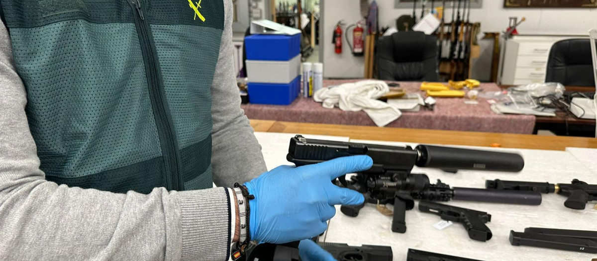 Una de las armas incautadas exhibidas por la Guardia Civil